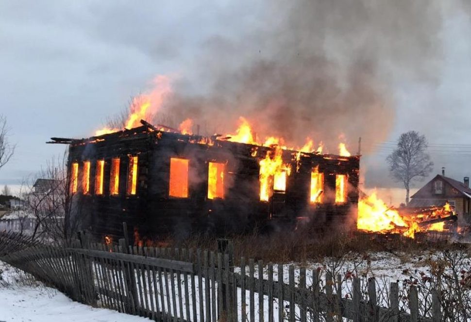 на фото пожар в деревянном доме в деревне Солза